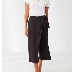 White House Black Market Black Cropped Skort Pants